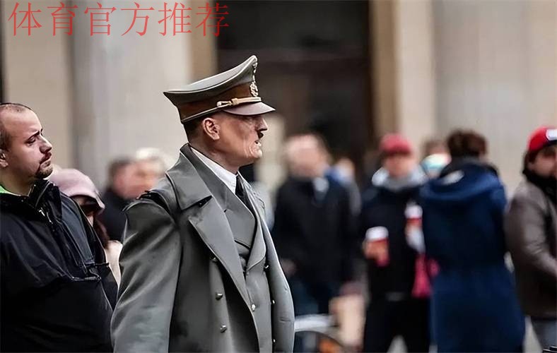 球员庆祝时跳广告牌 掉到1层楼高的深坑:希特勒在任时德国人挖的 球员庆祝时跳广告牌 掉到1层楼高的深坑:希特勒在任时德国人挖的