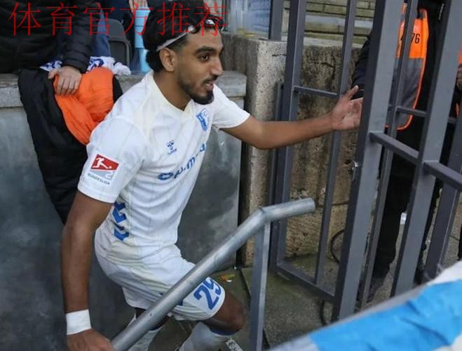 球员庆祝时跳广告牌 掉到1层楼高的深坑:希特勒在任时德国人挖的 球员庆祝时跳广告牌 掉到1层楼高的深坑:希特勒在任时德国人挖的