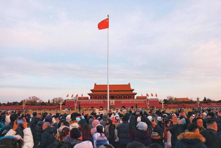 国家举重队天安门广场观看升旗仪式