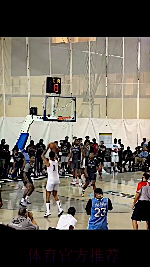 乐福中场送出超远距离长传，夏普再次起飞平框空接飞扣